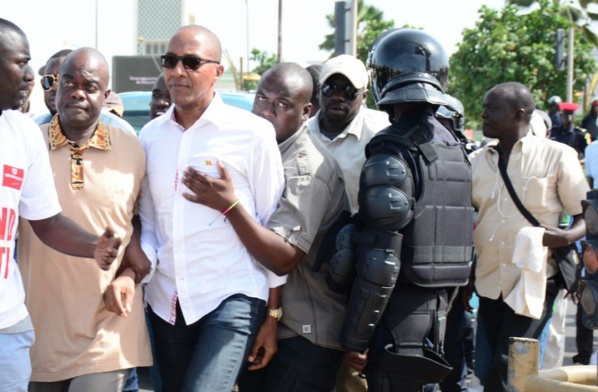 Suffocant après avoir reçu un jet  de grenade, Abdoul Mbaye évacué en taxi