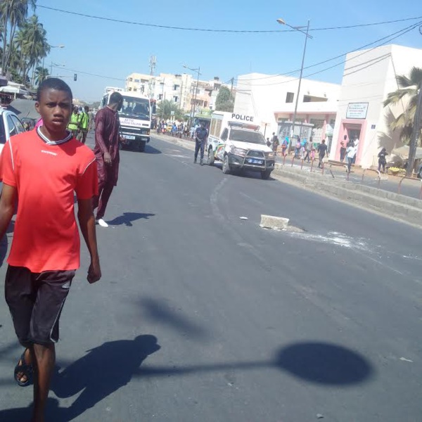 Pour manifester leur courroux, des partisans du maire Bamba Fall barrent l'avenue Blaise Diagne