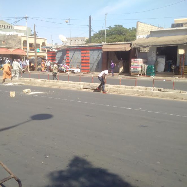 Pour manifester leur courroux, des partisans du maire Bamba Fall barrent l'avenue Blaise Diagne