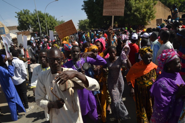 Arrivée du Président Macky Sall à Louga – Impressionnante mobilisation de Moustapha Diop pour accueillir le chef de l’Apr (IMAGES EXCLUSIVES DAKARPOSTE)