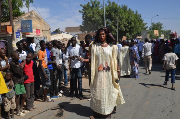 Arrivée du Président Macky Sall à Louga – Impressionnante mobilisation de Moustapha Diop pour accueillir le chef de l’Apr (IMAGES EXCLUSIVES DAKARPOSTE)