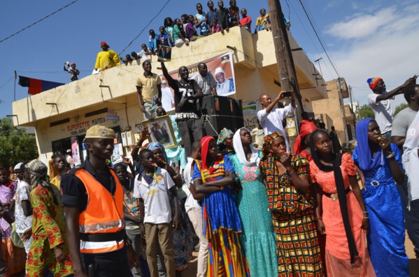 Arrivée du Président Macky Sall à Louga – Impressionnante mobilisation de Moustapha Diop pour accueillir le chef de l’Apr (IMAGES EXCLUSIVES DAKARPOSTE)