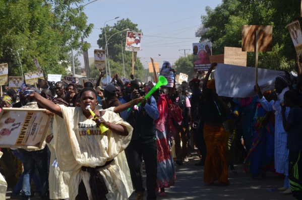 Arrivée du Président Macky Sall à Louga – Impressionnante mobilisation de Moustapha Diop pour accueillir le chef de l’Apr (IMAGES EXCLUSIVES DAKARPOSTE)