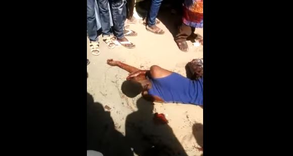 Un garçon sauvagement poignardé à mort au Rond-point Case-ba (vidéo sanglante, âmes sensibles s'abstenir)