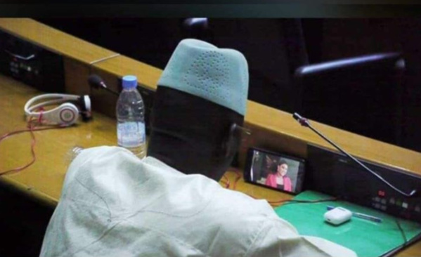 INSOLITE: Un député regarde Pod et Marichou pendant les plénières