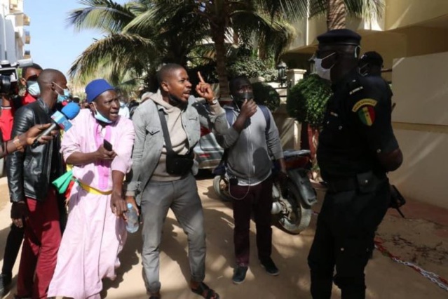 La devanture de la maison de Sonko assaillie-  Dans la rue, des  effigies aux slogans hostiles à Macky Sall et à son ministre de l'Intérieur Antoine Diom