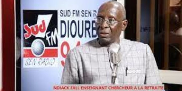 Le Professeur Ndiack Fall donne des cours de droit à Ismaela Madior Fall