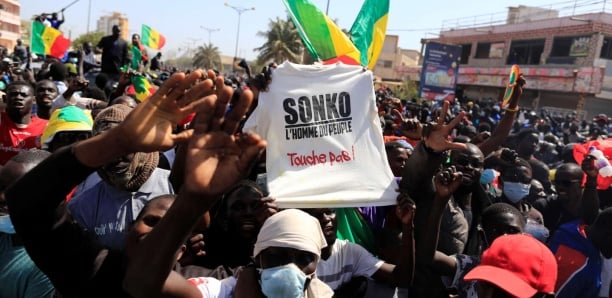 Tribunal de Ziguinchor : Le slogan "Sonko namenala” scandé par une foule