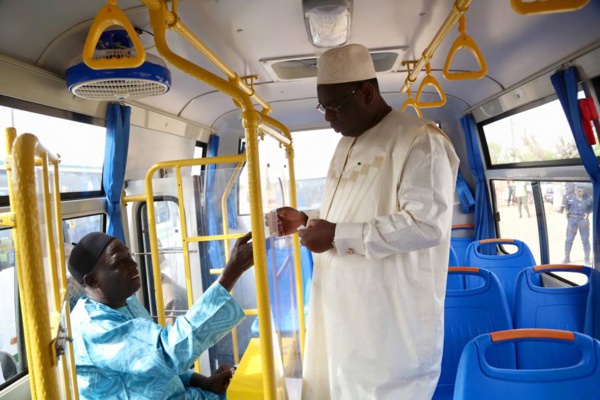 Macky remet 44 minibus aux transporteurs et visite les " salins du Sine-Saloum"