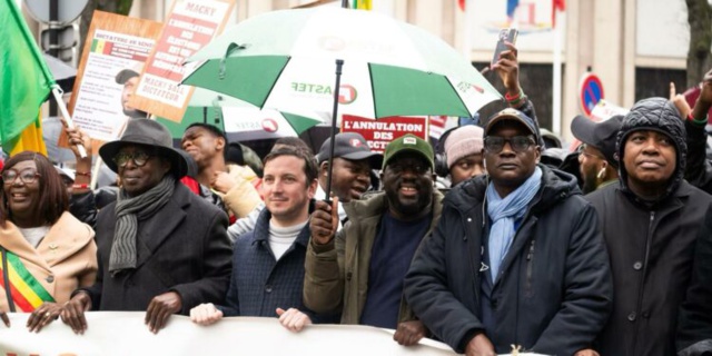 2.000 manifestants protestent à Paris contre le report de la Présidentielle