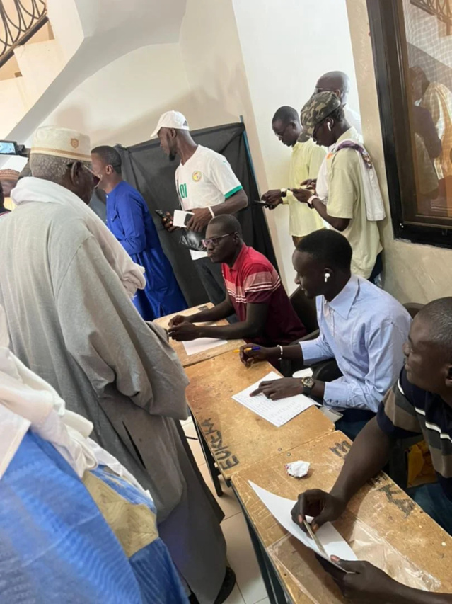 « Deuil électoral » : Ces Sénégalais qui se sont rendus dans les bureaux de vote (photos)