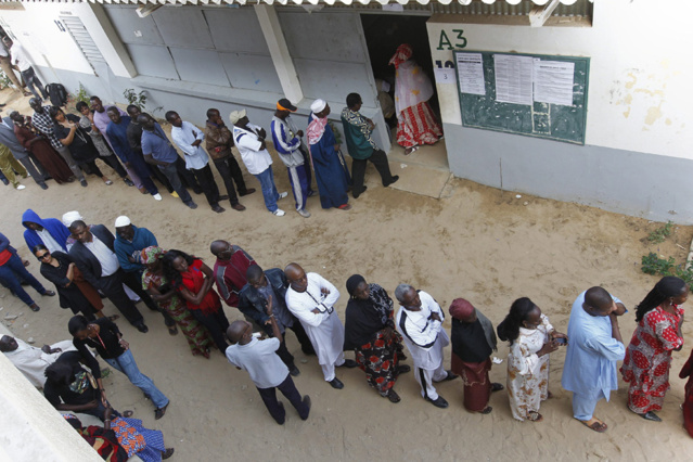 Des files d'attentes se forment devant certains bureaux de vote