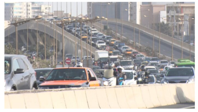 TRAFIC PERTURBÉ À DAKAR: UN BOUCHON DE PLUS DE 6 KM À LA SORTIE DE PATTE D’OIE EN RAISON DE DEUX ACCIDENTS