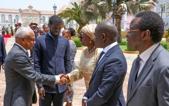 Découvrez les images de l’arrivée du président Bassirou Diomaye Faye à Praia, au Cabo Verde