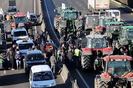 Les barrages routiers à Paris se relâchent partiellement.