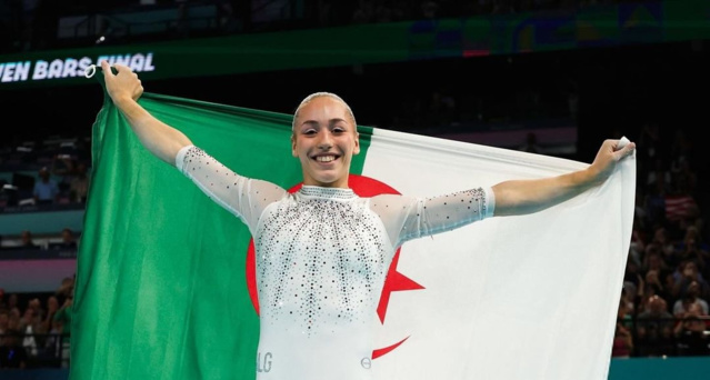 KAYLIA NEMOUR, UNE ÉTOILE MONTANTE DE LA GYMNASTIQUE ALGERIENNE, REMPORTE L’OR AUX BARRES ASYMÉTRIQUES