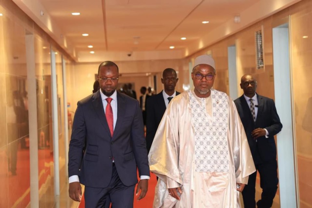 Revivez en images la séance de travail entre le Vice-Président de la Gambie, Muhammed B.S.JALLOW et le Premier Ministre Ousmane SONKO au building administratif Mamadou DIA.