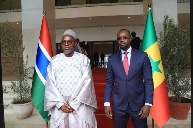 Revivez en images la séance de travail entre le Vice-Président de la Gambie, Muhammed B.S.JALLOW et le Premier Ministre Ousmane SONKO au building administratif Mamadou DIA.