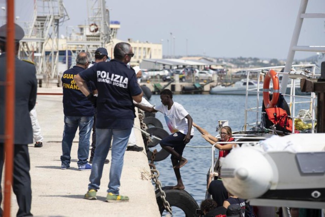 Italie: au moins 20 migrants disparus dans un naufrage en Méditerranée