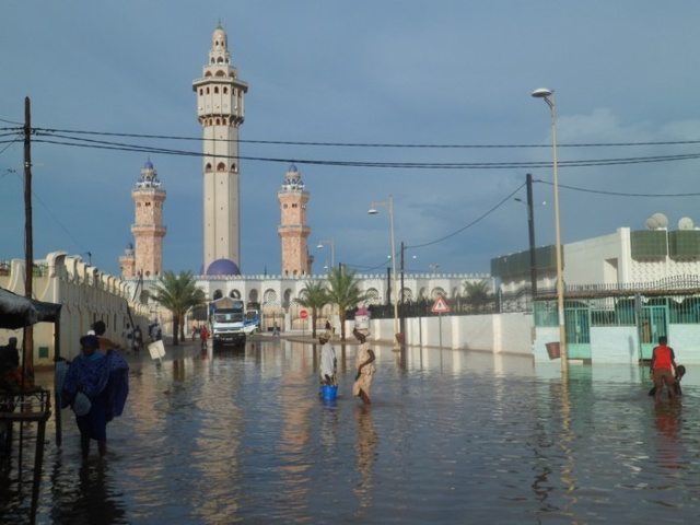 INONDATIONS À TOUBA | RENFORT DES SAPEURS-POMPIERS ET INTERVENTION DU MINISTRE CHEIKH TIDIANE DIEYE