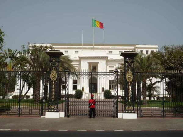 Un homme qui voulait s'immoler par le feu devant les grilles du palais sauvé de justesse