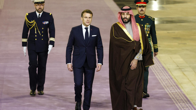 Arabie saoudite: arrivée d'Emmanuel Macron à Riyad pour resserrer les liens diplomatiques