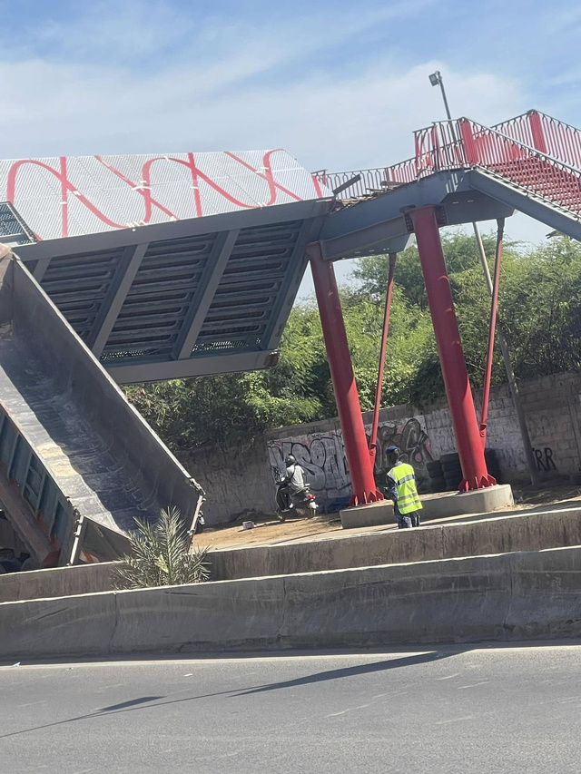 Un camion heurte la Passerelle de Yoff (Tonghor)