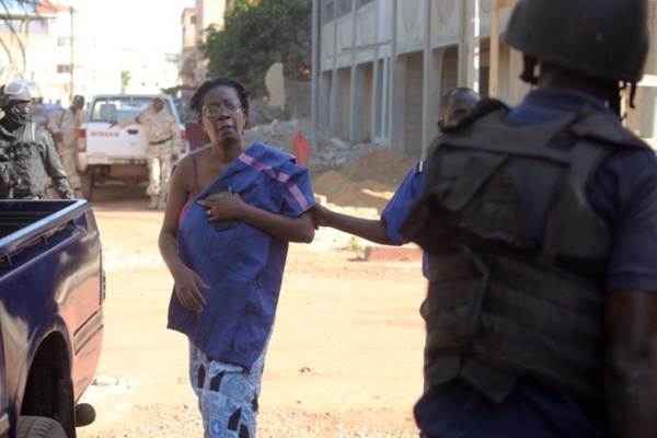 Le point sur la situation à Bamako: "125 clients et 13 employés toujours" retenus dans l'hôtel