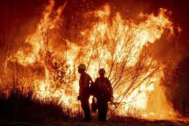 À Los Angeles, les pompiers peinent toujours à contenir les principaux incendies