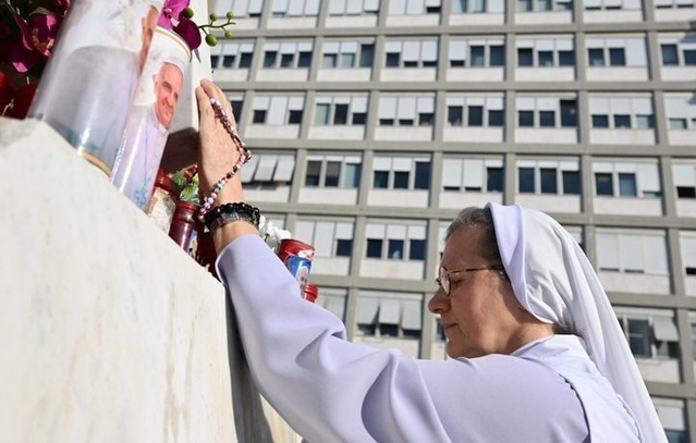 Le pape François dans un état critique après une longue crise respiratoire