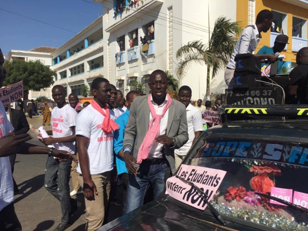 Victor Sadio Diouf du MEEL et les jeunes du front de l'opposition ratissent large à l'UCAD pour un vote  du "Non"  (images exclusives dakarposte)