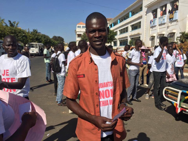 Victor Sadio Diouf du MEEL et les jeunes du front de l'opposition ratissent large à l'UCAD pour un vote  du "Non"  (images exclusives dakarposte)