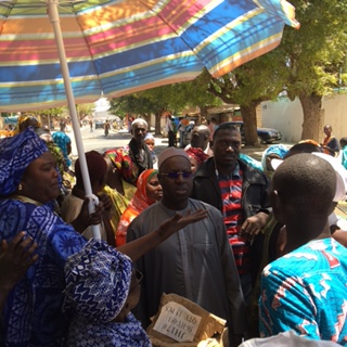 ŒUVRES SOCIALES: ABDOU KARIM SALL PROTEGE LES VENDEUSES DU MARCHÉ DE MBAO DU SOLEIL