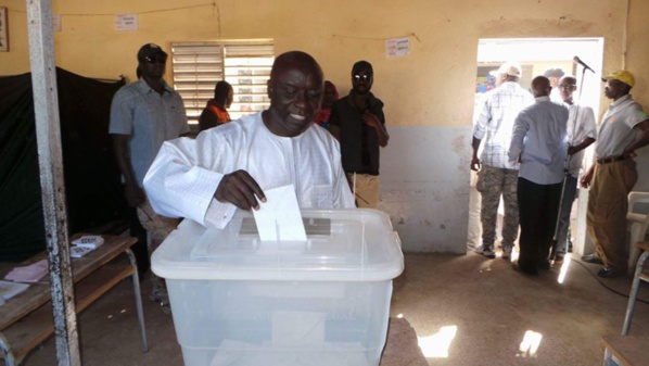 Idrissa Seck au sortir de son bureau de vote