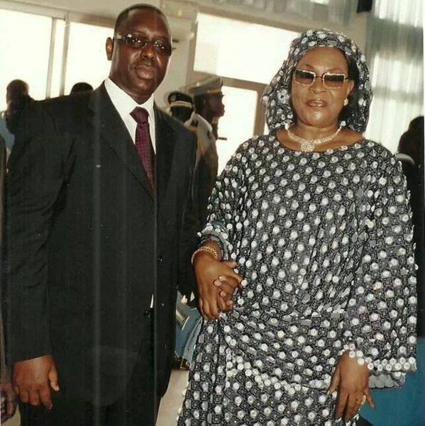 image  d'archive (le PR Macky Sall tenant la main de l'ex sénatrice Aïda Ndiongue)