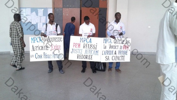 PROCES HABRE...Les images du pied de grue des journalistes et du public en attendant le verdict