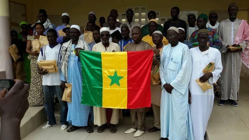 ​Pour authentifier les actes administratifs des chefs de village, le maire de Niakhar distribue cachets et un drapeau