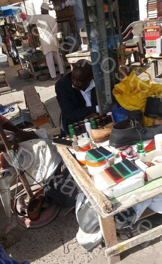 ​Incroyable, mais vrai !L’ancien ministre Bacar Dia se fait réparer …l’usure de sa chaussure