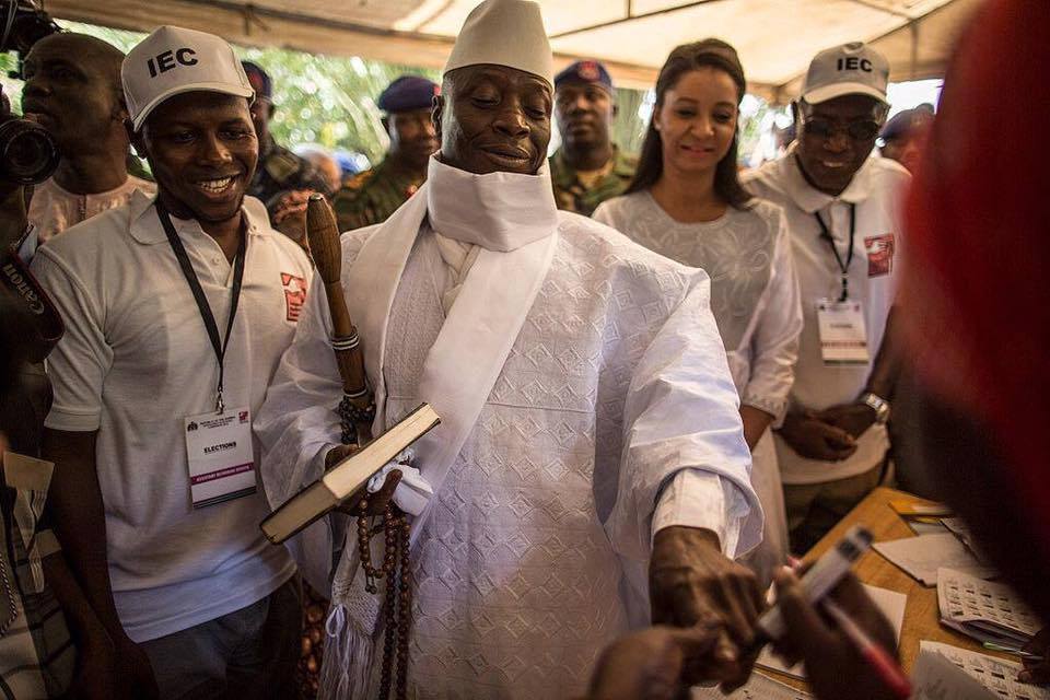 Jammeh avait-il senti sa défaite? Regardez son expression somme toute pessimiste et celle de son épouse lors du vote