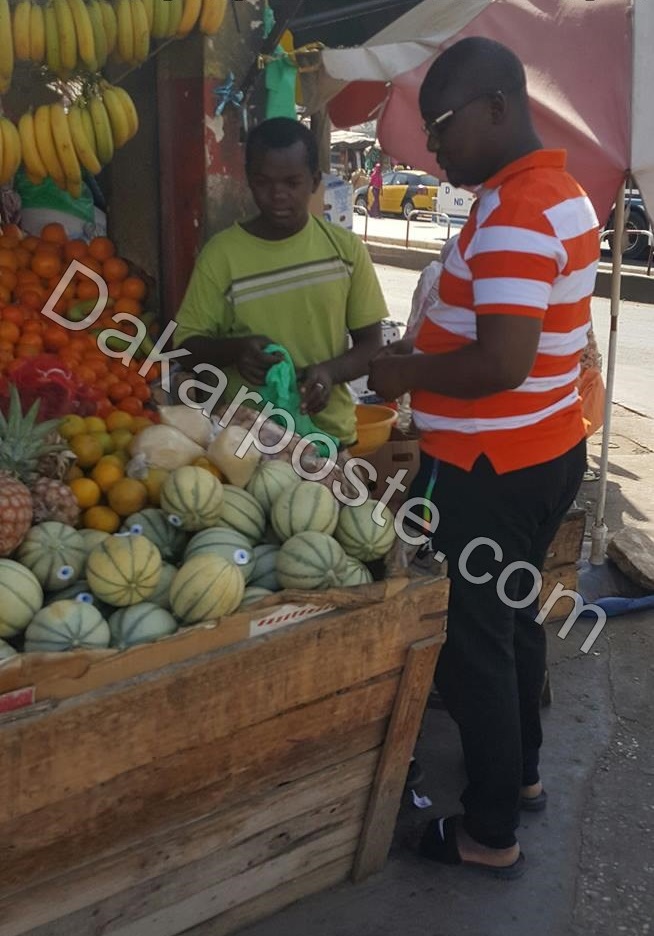 Arrêt sur image : Le Dirpub de l'Obs Alioune Badara Fall ne veut pas maigrir;  ABF  se ravitaille en fruits