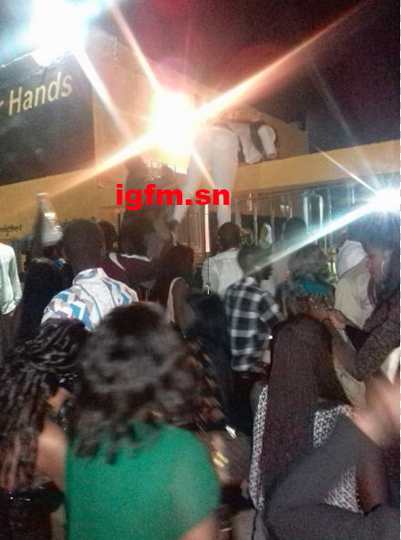 Incroyable – Les filles escaladent le mur pour ne pas rater le grand bal de Youssou Ndour