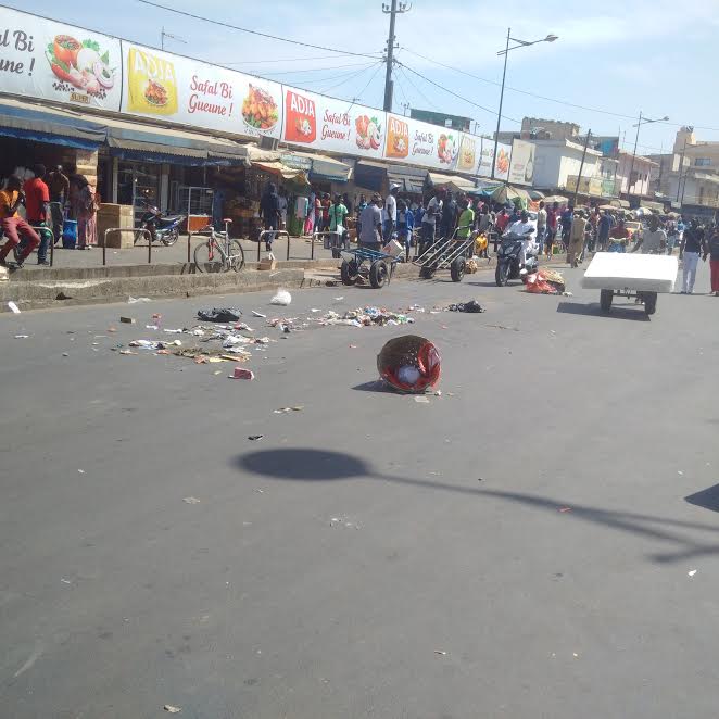 Pour manifester leur courroux, des partisans du maire Bamba Fall barrent l'avenue Blaise Diagne