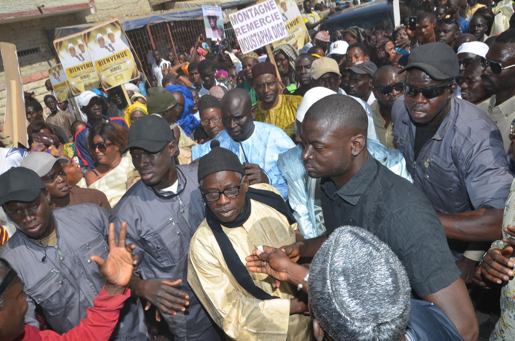 Arrivée du Président Macky Sall à Louga – Impressionnante mobilisation de Moustapha Diop pour accueillir le chef de l’Apr (IMAGES EXCLUSIVES DAKARPOSTE)