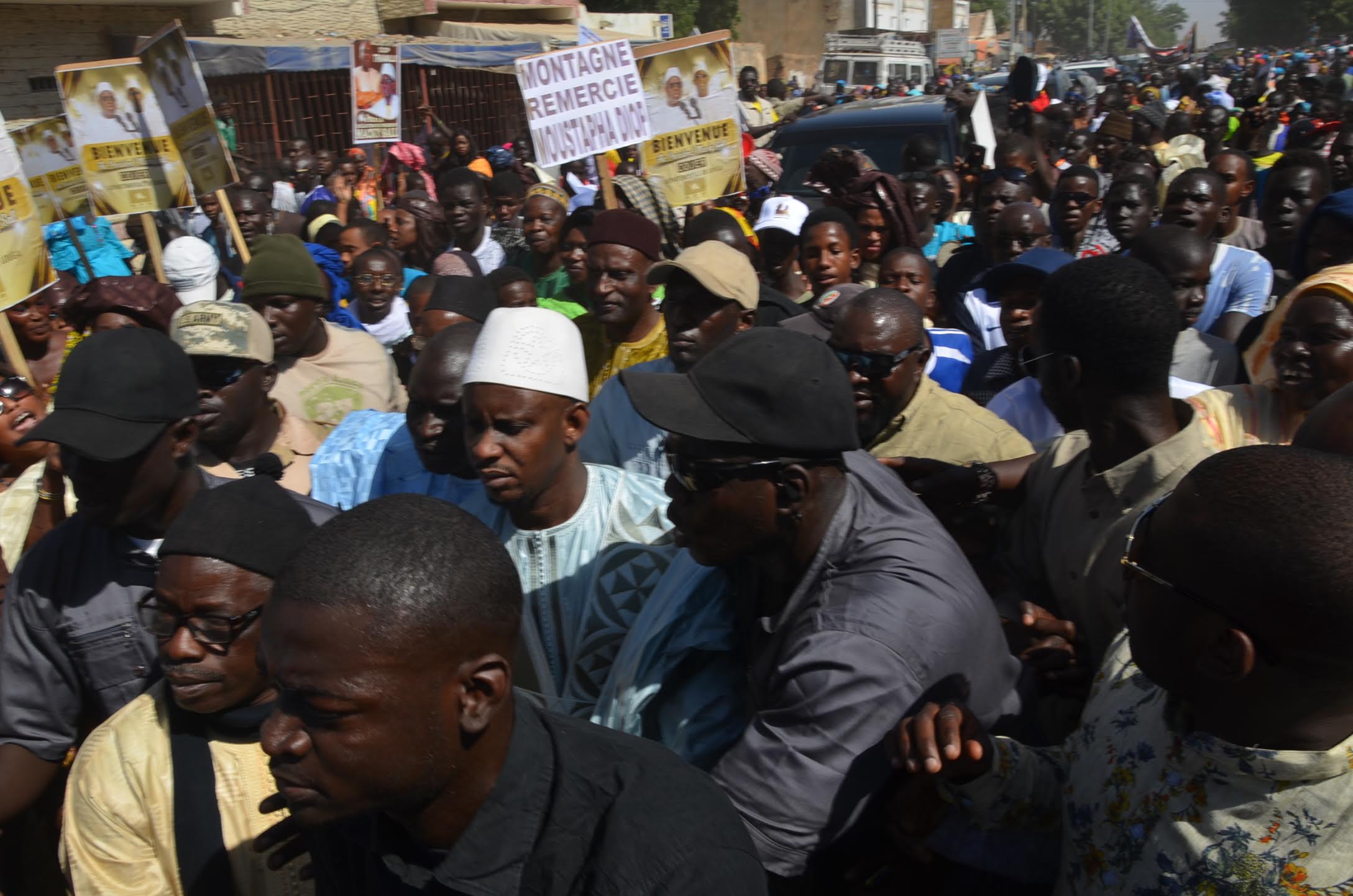 Arrivée du Président Macky Sall à Louga – Impressionnante mobilisation de Moustapha Diop pour accueillir le chef de l’Apr (IMAGES EXCLUSIVES DAKARPOSTE)