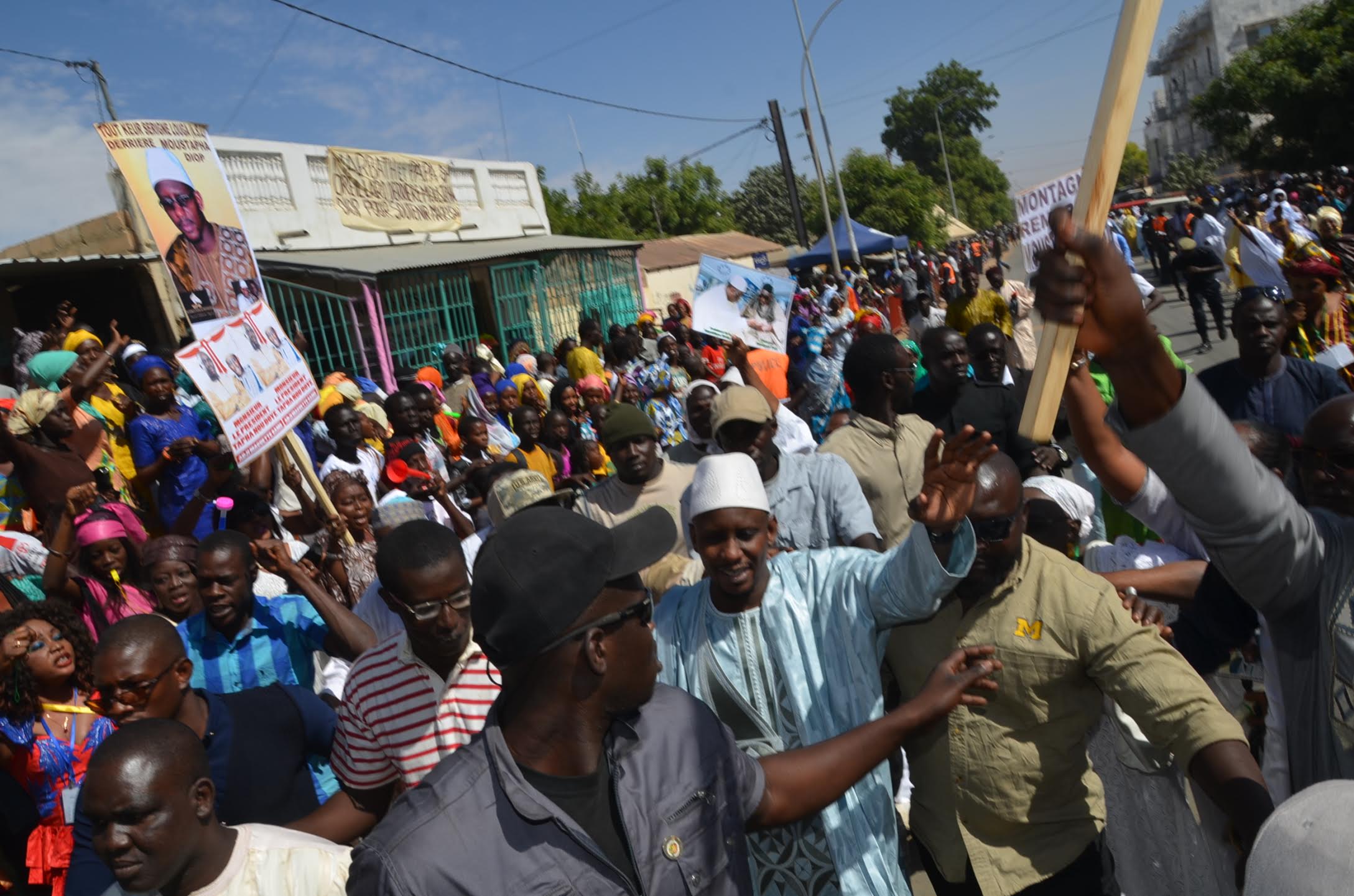 Arrivée du Président Macky Sall à Louga – Impressionnante mobilisation de Moustapha Diop pour accueillir le chef de l’Apr (IMAGES EXCLUSIVES DAKARPOSTE)