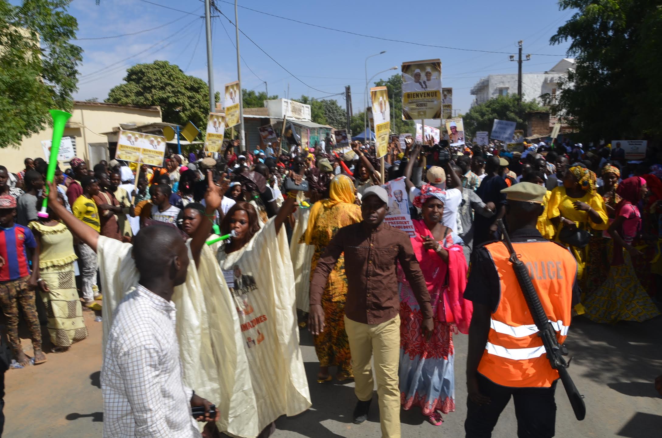 Arrivée du Président Macky Sall à Louga – Impressionnante mobilisation de Moustapha Diop pour accueillir le chef de l’Apr (IMAGES EXCLUSIVES DAKARPOSTE)