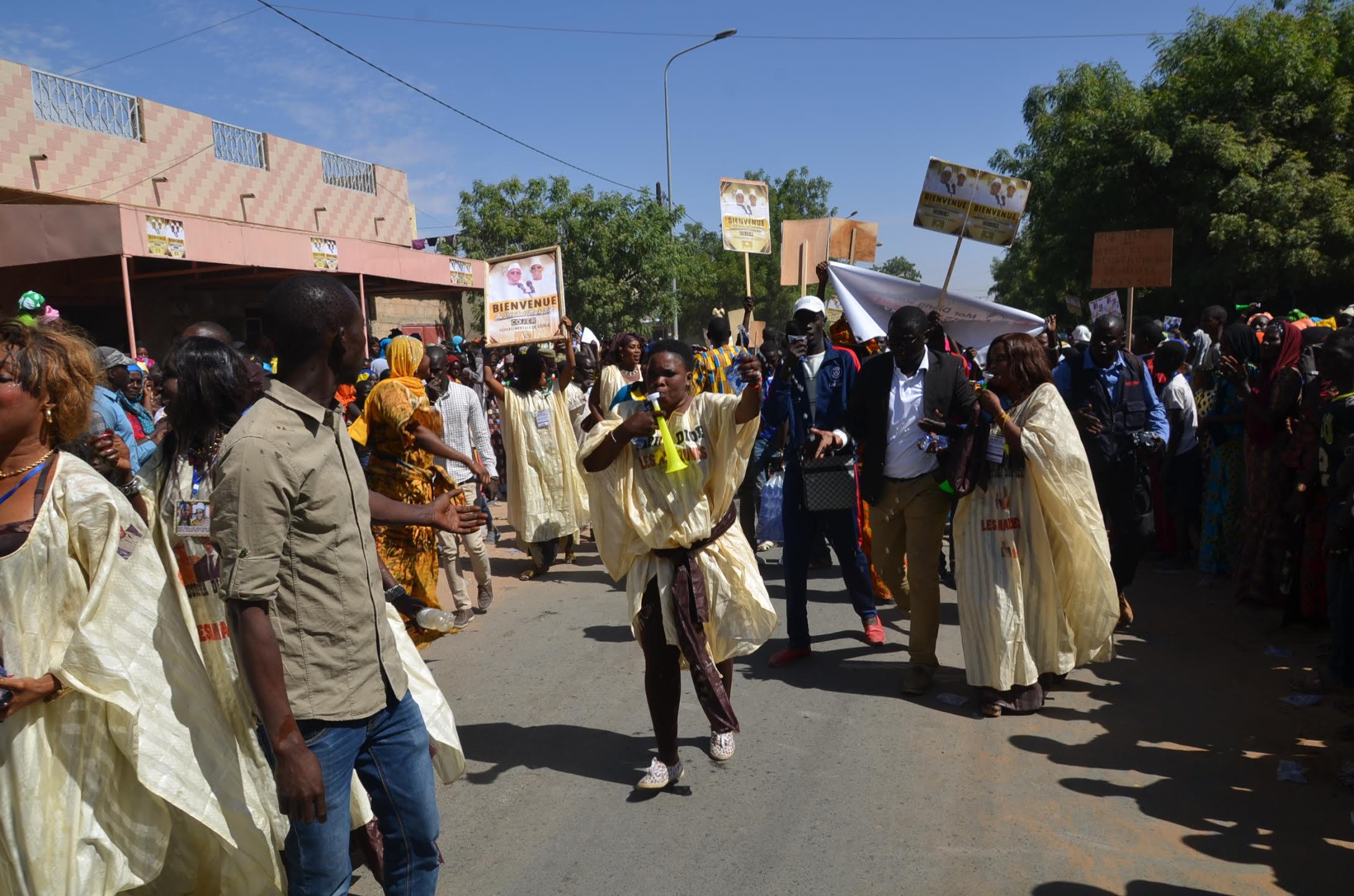 Arrivée du Président Macky Sall à Louga – Impressionnante mobilisation de Moustapha Diop pour accueillir le chef de l’Apr (IMAGES EXCLUSIVES DAKARPOSTE)