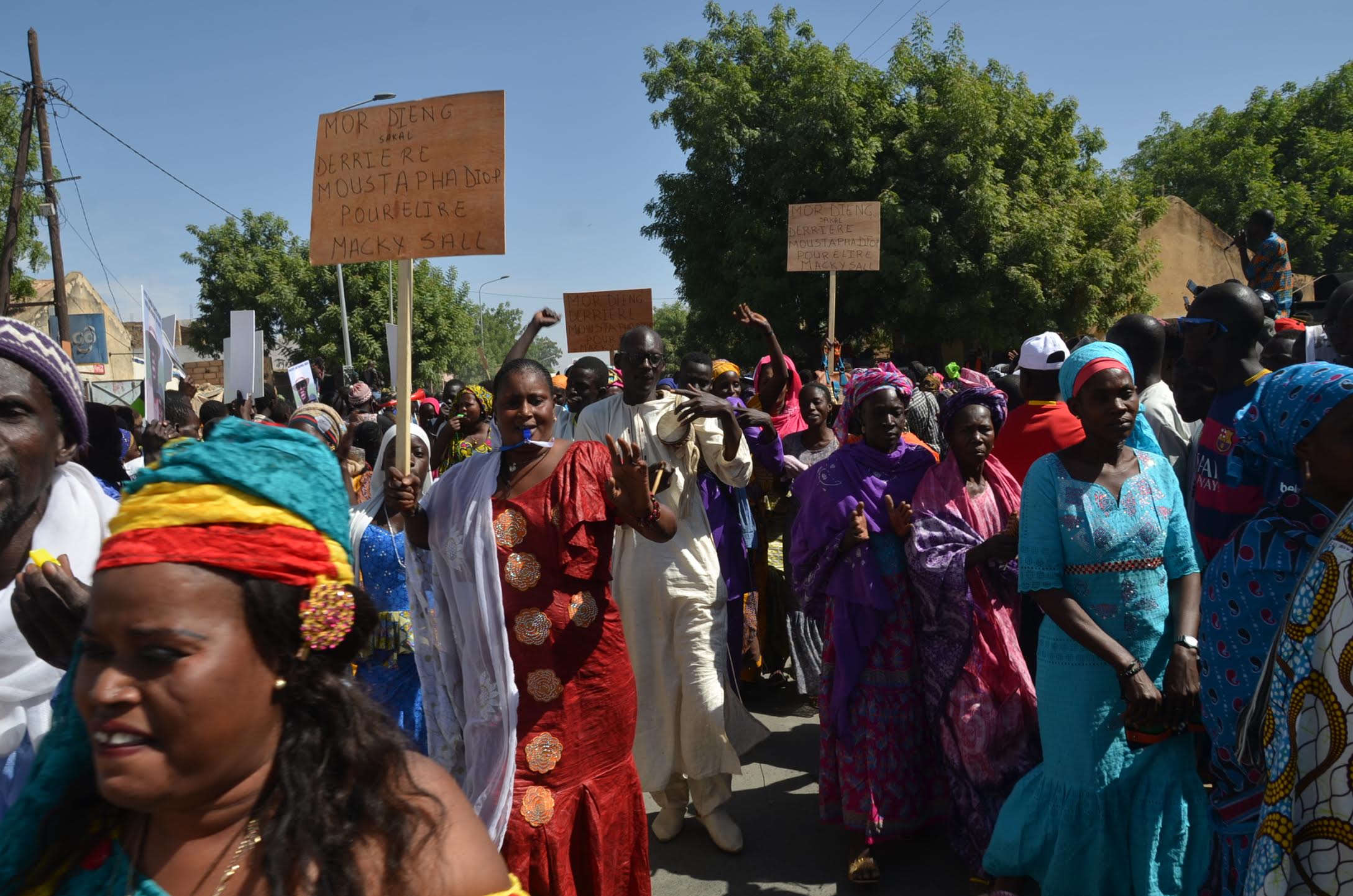 Arrivée du Président Macky Sall à Louga – Impressionnante mobilisation de Moustapha Diop pour accueillir le chef de l’Apr (IMAGES EXCLUSIVES DAKARPOSTE)