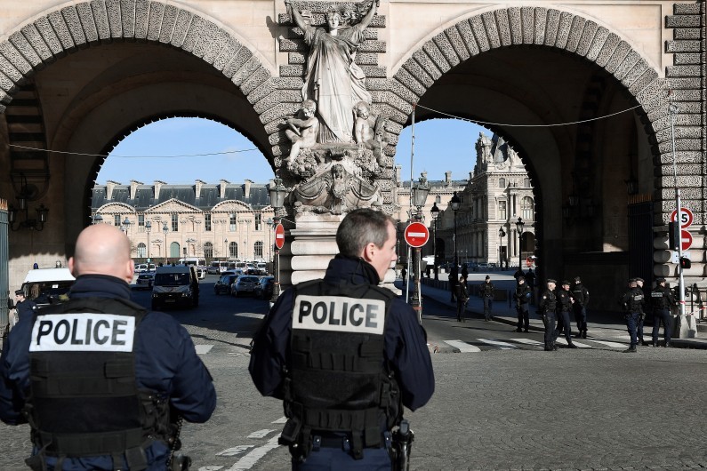 Attaque au Louvre : les enquêteurs sur la piste d’un Égyptien arrivé récemment en France