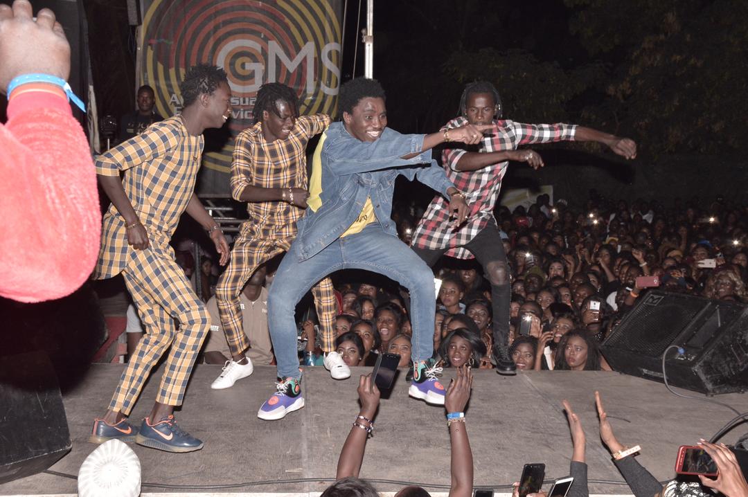  "Live" à guichets fermés chez Barrow- Waly Seck ..."Roi de la musique Séné-Gambienne"